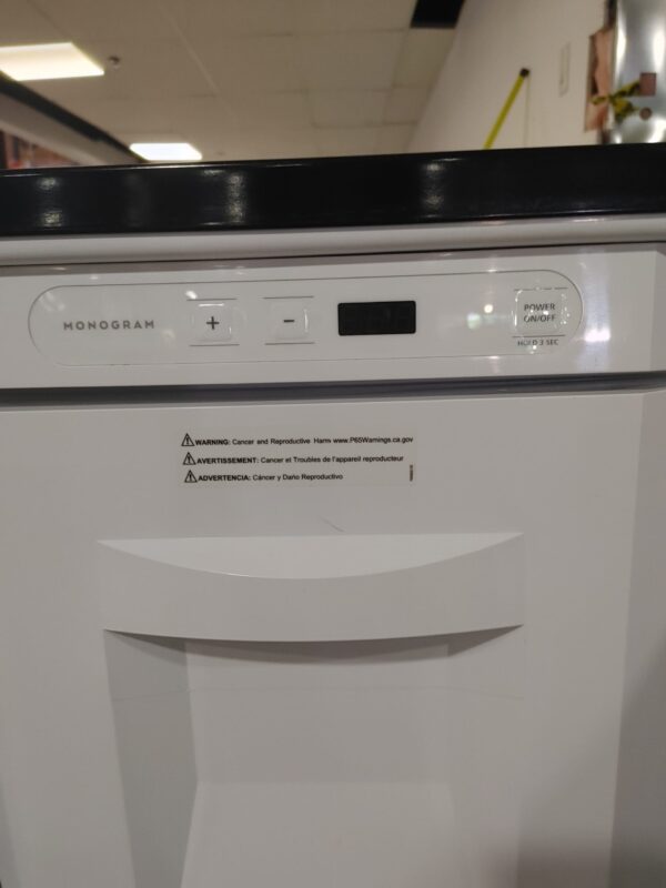 Réfrigérateur Sous-comptoir 24'', 4.25 pi.cu., Machine à glaçons, Panneaux personnalisables – Image 7