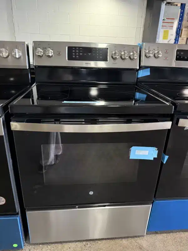 Cuisinière électrique à convection autonome GE Adora 30 po avec friteuse à air - JCB870STSS – Image 5
