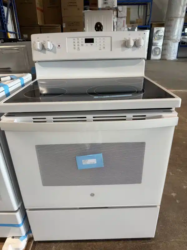 Cuisinière électrique à convection autonome GE 30 po avec friteuse à air sans préchauffage - JCB830DVWW – Image 2