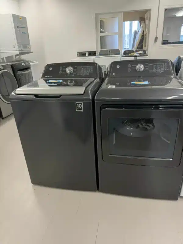 Ensemble GE – Laveuse 27" à chargement par le haut 5,3 pi³ + Sécheuse électrique 7,4 pi³ – Gris foncé - GTW680BMRDG & GTD65EBMRDG – Image 2