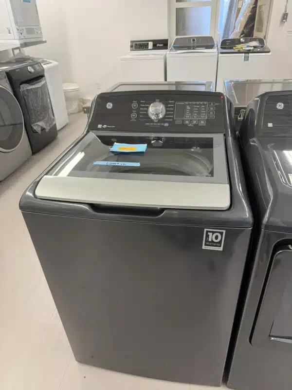 Ensemble GE – Laveuse 27" à chargement par le haut 5,3 pi³ + Sécheuse électrique 7,4 pi³ – Gris foncé - GTW680BMRDG & GTD65EBMRDG – Image 3