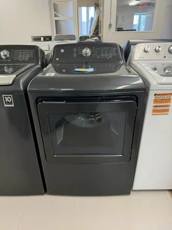 Ensemble GE – Laveuse 27" à chargement par le haut 5,3 pi³ + Sécheuse électrique 7,4 pi³ – Gris foncé - GTW680BMRDG & GTD65EBMRDG – Image 4