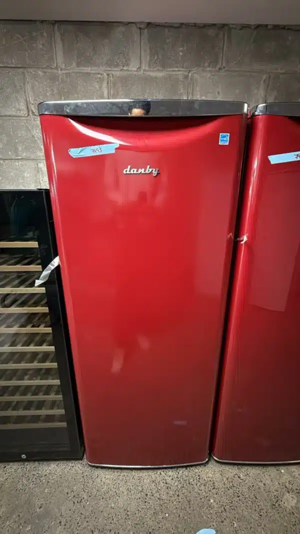 Réfrigérateur Danby 23,8 po 11 pi³ à une porte, Rouge - DAR110A3LDB – Image 5