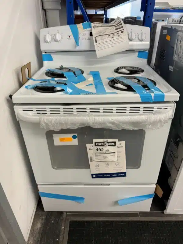 Cuisinière électrique GE 30 po – 4 brûleurs – Autonettoyante – Blanc Modèle : JCBP240DMWW – Image 4