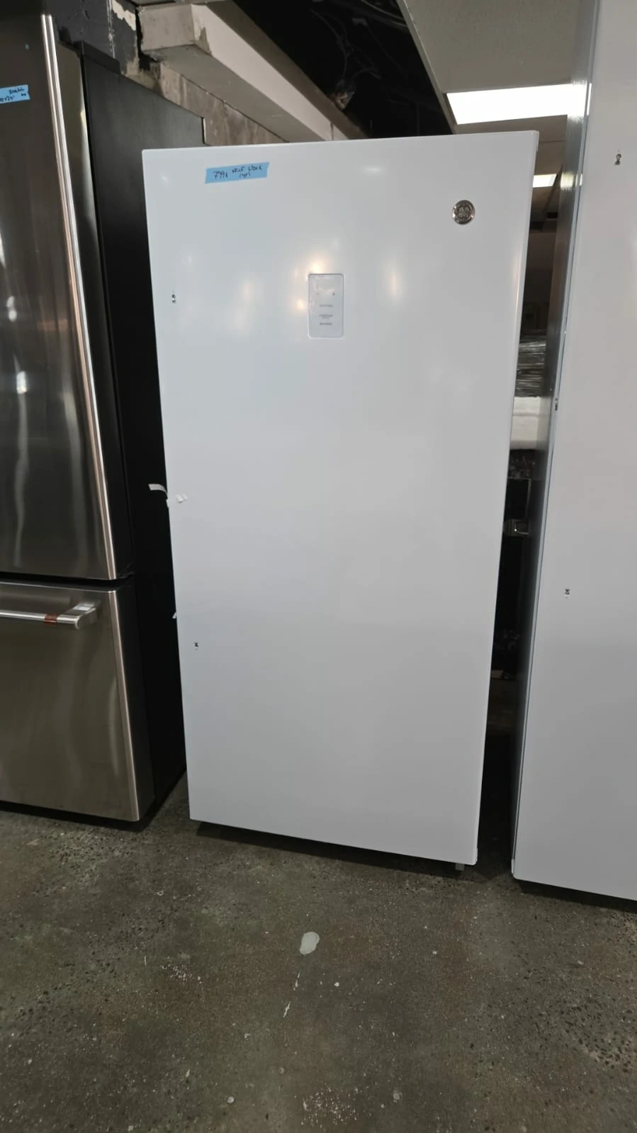 Congélateur vertical GE 28 pouces, blanc – FUF14DLRWW – Image 4